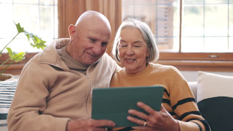 Tablet,-Gespräch-Und-älteres-Paar-Im-Wohnzimmer