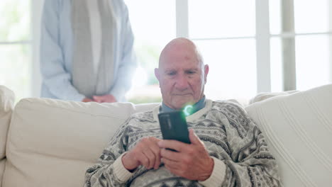 Zuhause,-Umarmung-Und-älteres-Paar-Mit-Smartphone