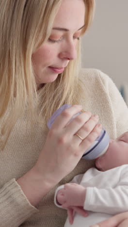 Milch,-Flasche-Und-Eine-Frau,-Die-Ihr-Baby-Füttert