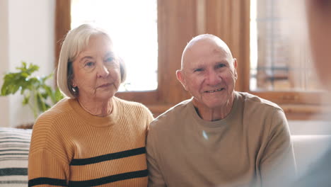 Glückliches-älteres-Paar-In-Der-Ehetherapie