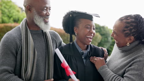 Feliz-Familia-Negra,-Mujer-Y-Abrazo-Para-La-Graduación