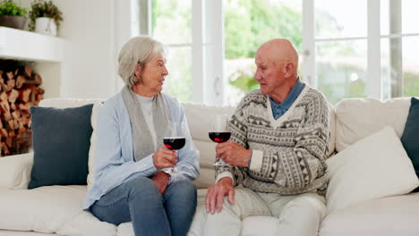 Liebe-Grüße-Und-Ein-älteres-Paar-Mit-Wein