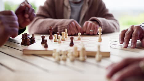 Hände,-Schach-Und-Spiel-Für-Strategie-In-Nahaufnahme