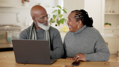 Senior-couple,-laptop-and-talk-in-home-with-smile