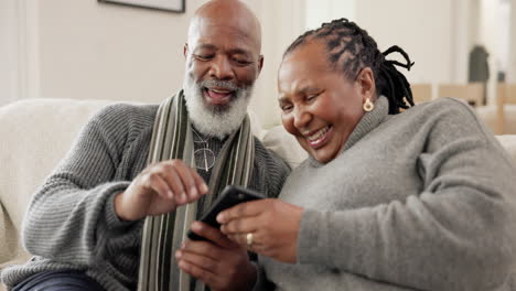 Senior-couple,-smartphone-and-laugh-in-home