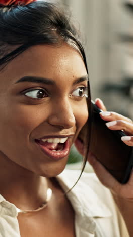 Llamada-Telefónica,-Mujer-Y-Feliz-Con-La-Comunicación