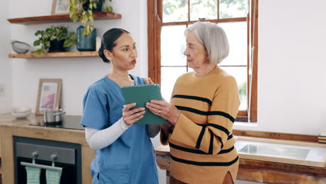 Tablet,-Gesundheitswesen-Und-Krankenschwester-Mit-älterer-Frau