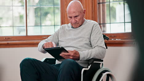Zuhause,-Rollstuhl-Und-älterer-Mann-Mit-Einem-Tablet