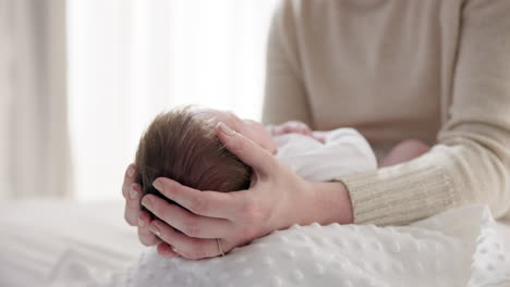 Neugeborenes-Baby,-Mutter-Und-Hände-Auf-Den-Haaren-Mit-Liebe