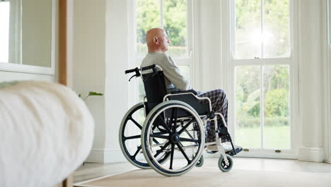 Älterer-Mann,-Denkend-Und-Rollstuhl-Am-Fenster