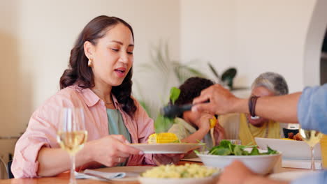 Glückliche-Familie,-Kind-Oder-Mutter,-Die-Beim-Abendessen-Isst
