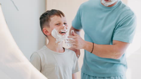 Hombre,-Niño-Y-Afeitado-Aprendiendo-En-El-Espejo-Para-Limpiarse