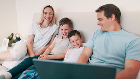 Happy,-laptop-and-parents-with-children-in-the-bed