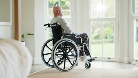 Älterer-Mann,-Erinnerung-Und-Rollstuhl-Am-Fenster
