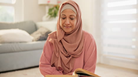 Koran,-Islamische-Oder-Reife-Frau-Mit-Glauben-An-Die-Heimat