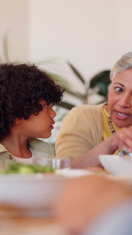 Familia-Feliz,-Niño-O-Abuela-Comiendo-En-La-Cena