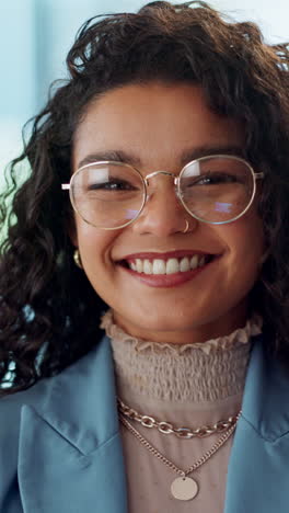 Sonrisa,-Orgullo-Y-Rostro-De-Mujer-De-Negocios