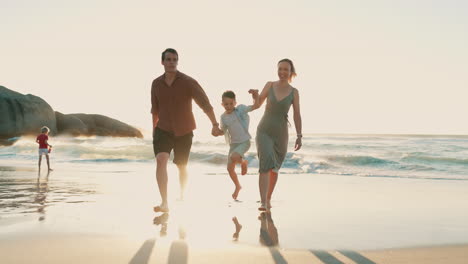 Strand,-Glückliche-Familie-Und-Kindersprung
