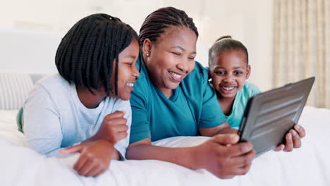 Mom,-children-and-tablet-in-bedroom