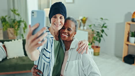 Selfie,-ältere-Frauen-Oder-Umarmung-Mit-Einem-Lächeln-Im-Gesicht