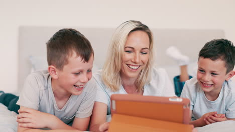 Mom,-children-and-laugh-with-tablet-in-bedroom