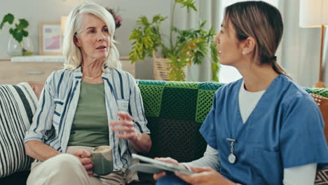 Ancianos,-Mujeres-Y-Enfermeras-Con-Conversación