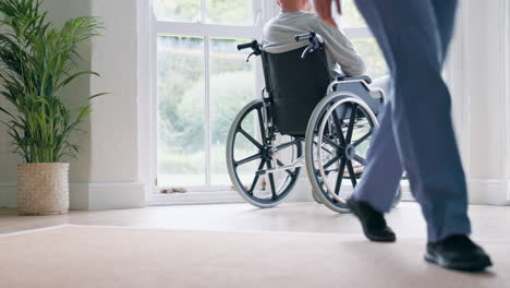 Fenster,-Krankenschwester-Und-älterer-Mann-Im-Rollstuhl