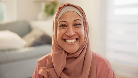 Muslimische-Frau,-Glücklich-Und-Lächeln-Mit-Hijab