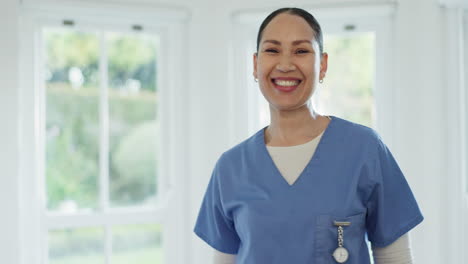 Krankenschwester,-Gesicht-Und-Lächeln-Oder-Stolz-Auf-Die-Arbeit-Im-Gesundheitswesen