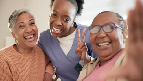 Selfie,-Enfermera-Y-Ancianas-Con-Felicidad