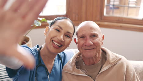 Selfie,-Lächeln-Und-Ein-Alter-Mann-Mit-Seiner-Krankenschwester