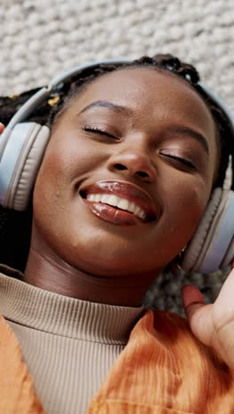 Musik,-Kopfhörer-Und-Eine-Glückliche-Schwarze-Frau-Im-Oberteil