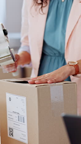 Logistik,-Hand-Und-Karton-Mit-Klebeband-Für-Die-Verpackung