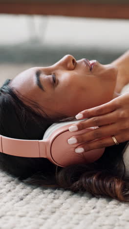 La-Música,-Los-Auriculares-Y-La-Mujer-Se-Relajan-En-El-Suelo.