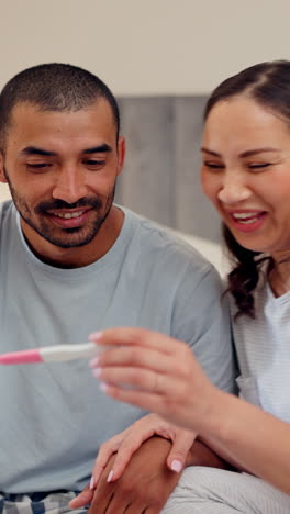 Zuhause,-Umarmung-Oder-Glückliches-Paar-Mit-Schwangerschaftstest