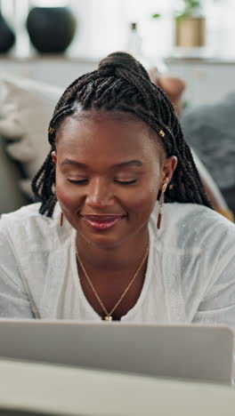 Mujer-Negra,-Computadora-Portátil-O-Redes-Sociales-Para-Relajarse