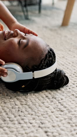 Música,-Auriculares-Y-Mujer-Negra-Feliz-En-El-Suelo
