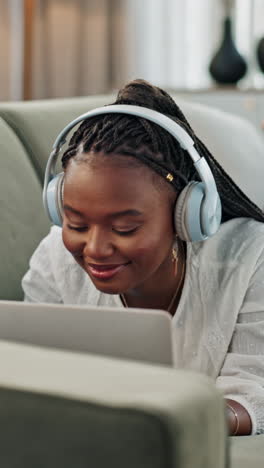 Música,-Auriculares-Y-Mujer-Negra-En-La-Computadora-Portátil