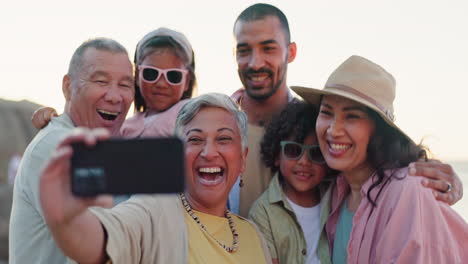 Selfie-Machen,-Lächeln-Und-Mit-Der-Familie-Reisen