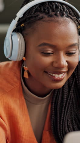Música,-Auriculares-Y-Mujer-Negra-En-La-Computadora-Portátil