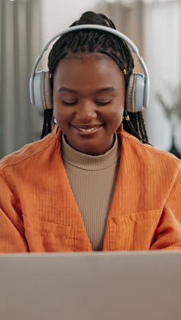 Música,-Auriculares-Y-Mujer-Negra-Feliz-En-La-Computadora-Portátil