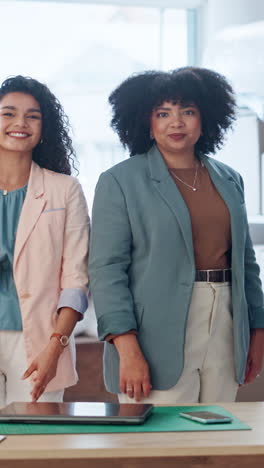 Mujer-De-Negocios,-Sonrisa-Y-Brazos-Cruzados-De-Orgullo