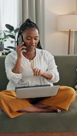 Computadora-Portátil,-Llamada-Telefónica-Y-Trabajo-Remoto-Con-Un-Negro