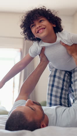 Padre,-Niño-Y-Brazos-De-Avión-En-Casa-Para-Jugar.