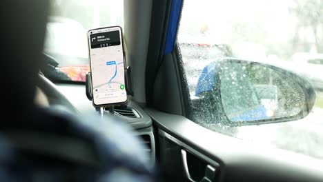 Taxifahrer-Nutzt-Brillenkarte-Auf-Smartphone,