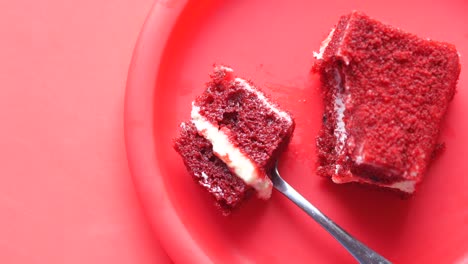 Red-velvet-cake-on-plate
