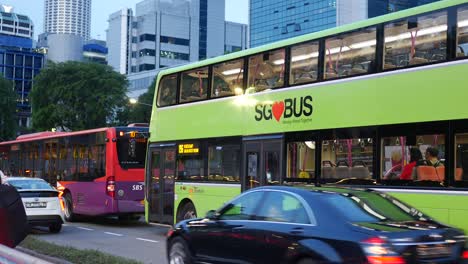 Singapur,-1-De-Junio-De-2022-Personas-Que-Toman-El-Autobús-De-Transporte-Público,