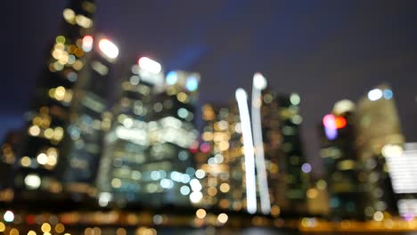 Unscharfer-Blick-Auf-Die-Gebäude-Der-Stadt-Singapur-Bei-Nacht,