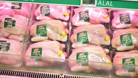 Singapur-12.-Juni-2022-Halal-Schild-Für-Rohes-Huhn-Im-Laden,