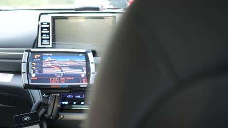 Taxista-Usando-Goggle-Map-En-Un-Teléfono-Inteligente,